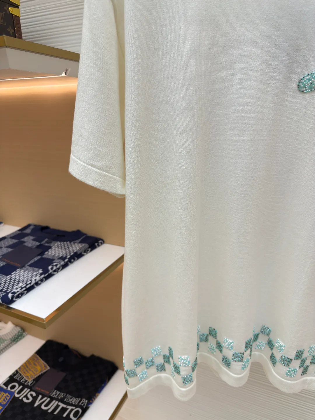 LOUIS VUITTON beaded woolen short sleeves with decorative details ●Authentic product: Purchased and developed by 14599 ●Item number: 1680201-B05 ●Material: plain cotton fabric ●Technology: woolen fabric ●Version: fitted version ●Weight: about 350 grams ●Size: The plaid embroidery pays homage to Yingze swimming pool tiles, and the handwritten LV beads embellish the chest. The overall wiring is straight and delicate, the fabric is comfortable and soft, and the color is consistent without color difference. It can be matched with the same style to create a fashionable look and control various occasions. Customized accessories, complete with three standards, same style for men and women!